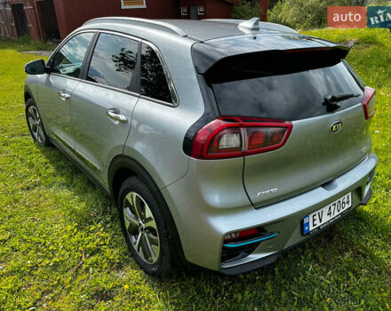 Серый Киа Niro, объемом двигателя 0 л и пробегом 127 тыс. км за 18000 $, фото 4 на Automoto.ua