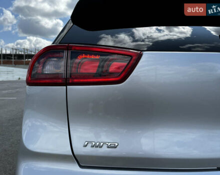 Сірий Кіа Niro, об'ємом двигуна 1.6 л та пробігом 60 тис. км за 18000 $, фото 15 на Automoto.ua