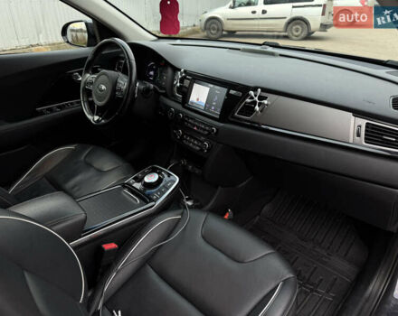 Сірий Кіа Niro, об'ємом двигуна 0 л та пробігом 101 тис. км за 16800 $, фото 12 на Automoto.ua