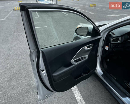 Сірий Кіа Niro, об'ємом двигуна 1.6 л та пробігом 60 тис. км за 18000 $, фото 24 на Automoto.ua