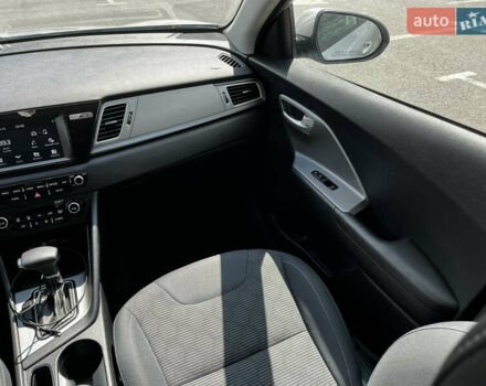 Сірий Кіа Niro, об'ємом двигуна 1.6 л та пробігом 60 тис. км за 18000 $, фото 32 на Automoto.ua