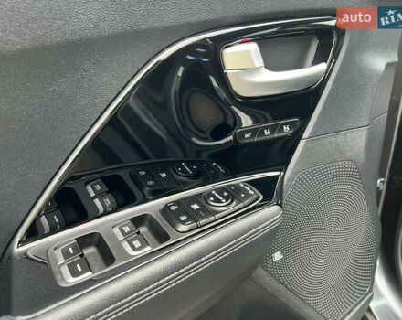Серый Киа Niro, объемом двигателя 0 л и пробегом 70 тыс. км за 19350 $, фото 22 на Automoto.ua