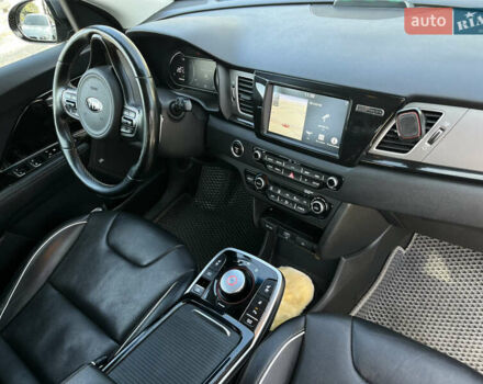 Сірий Кіа Niro, об'ємом двигуна 0 л та пробігом 109 тис. км за 19200 $, фото 9 на Automoto.ua