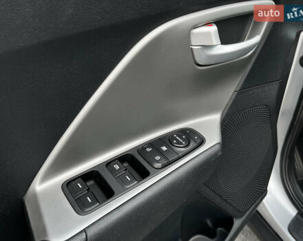 Сірий Кіа Niro, об'ємом двигуна 1.6 л та пробігом 60 тис. км за 18000 $, фото 25 на Automoto.ua