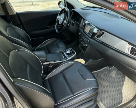 Сірий Кіа Niro, об'ємом двигуна 0 л та пробігом 109 тис. км за 19200 $, фото 8 на Automoto.ua