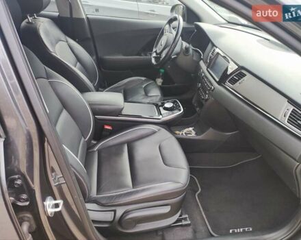Серый Киа Niro, объемом двигателя 0 л и пробегом 150 тыс. км за 18700 $, фото 4 на Automoto.ua