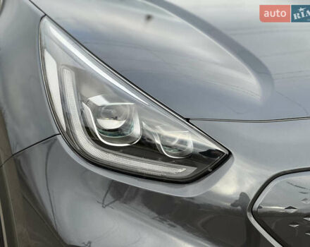 Серый Киа Niro, объемом двигателя 0 л и пробегом 70 тыс. км за 19350 $, фото 5 на Automoto.ua