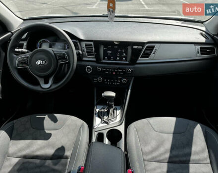 Сірий Кіа Niro, об'ємом двигуна 1.6 л та пробігом 60 тис. км за 18000 $, фото 31 на Automoto.ua
