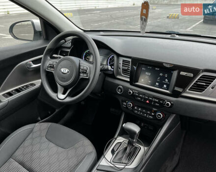 Сірий Кіа Niro, об'ємом двигуна 1.6 л та пробігом 60 тис. км за 18000 $, фото 55 на Automoto.ua