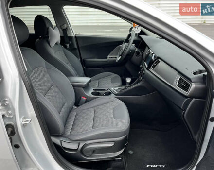 Сірий Кіа Niro, об'ємом двигуна 1.6 л та пробігом 60 тис. км за 18000 $, фото 52 на Automoto.ua
