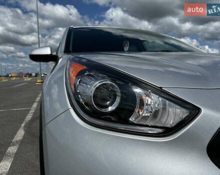 Сірий Кіа Niro, об'ємом двигуна 1.6 л та пробігом 60 тис. км за 18000 $, фото 9 на Automoto.ua