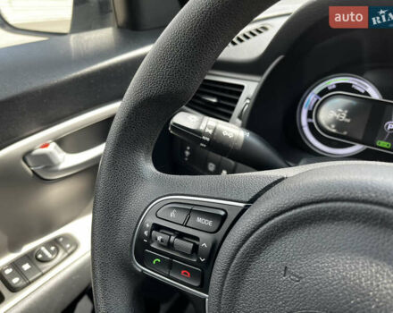 Сірий Кіа Niro, об'ємом двигуна 1.6 л та пробігом 60 тис. км за 18000 $, фото 35 на Automoto.ua