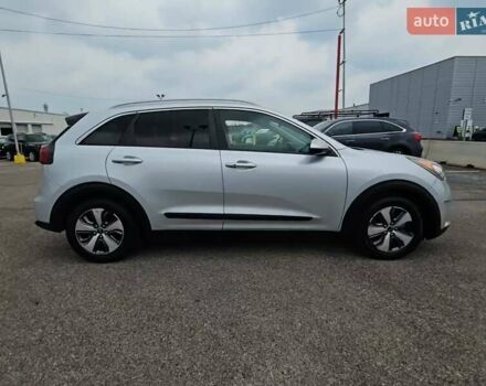 Сірий Кіа Niro, об'ємом двигуна 1.6 л та пробігом 117 тис. км за 12000 $, фото 3 на Automoto.ua