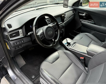 Сірий Кіа Niro, об'ємом двигуна 0 л та пробігом 65 тис. км за 16700 $, фото 9 на Automoto.ua