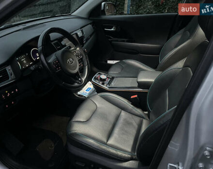 Серый Киа Niro, объемом двигателя 0 л и пробегом 64 тыс. км за 17900 $, фото 5 на Automoto.ua