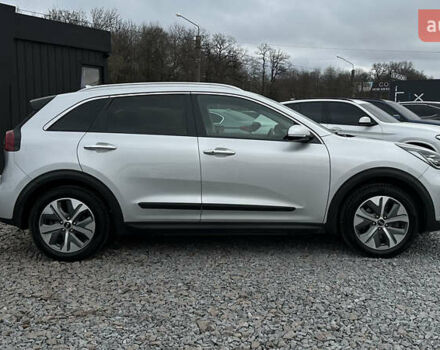 Серый Киа Niro, объемом двигателя 0 л и пробегом 120 тыс. км за 18600 $, фото 7 на Automoto.ua