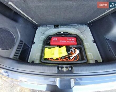 Сірий Кіа Niro, об'ємом двигуна 0 л та пробігом 154 тис. км за 18000 $, фото 39 на Automoto.ua