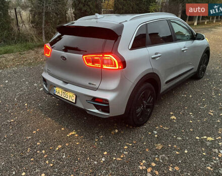 Серый Киа Niro, объемом двигателя 0 л и пробегом 64 тыс. км за 17900 $, фото 3 на Automoto.ua