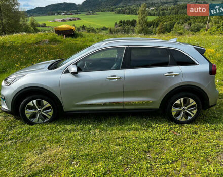 Серый Киа Niro, объемом двигателя 0 л и пробегом 127 тыс. км за 18000 $, фото 3 на Automoto.ua