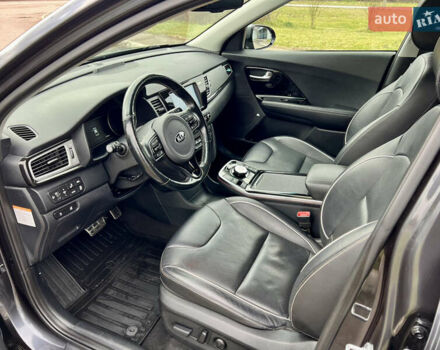 Серый Киа Niro, объемом двигателя 0 л и пробегом 70 тыс. км за 19350 $, фото 28 на Automoto.ua