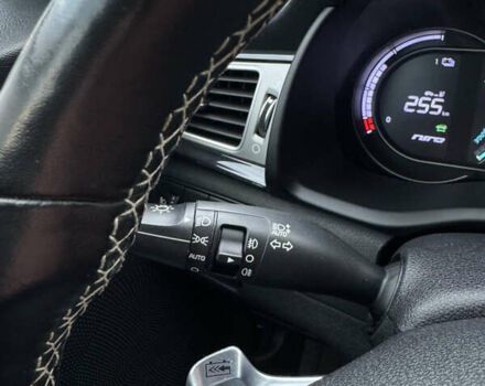 Сірий Кіа Niro, об'ємом двигуна 0 л та пробігом 101 тис. км за 16800 $, фото 26 на Automoto.ua