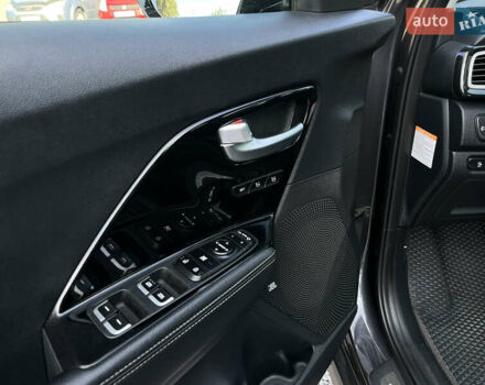 Сірий Кіа Niro, об'ємом двигуна 0 л та пробігом 109 тис. км за 19200 $, фото 10 на Automoto.ua