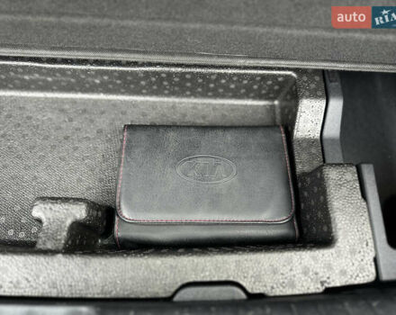 Серый Киа Niro, объемом двигателя 0 л и пробегом 157 тыс. км за 16999 $, фото 19 на Automoto.ua