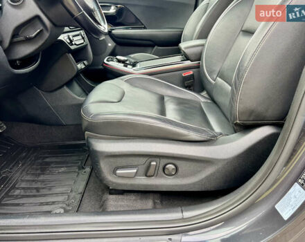 Серый Киа Niro, объемом двигателя 0 л и пробегом 70 тыс. км за 19350 $, фото 24 на Automoto.ua