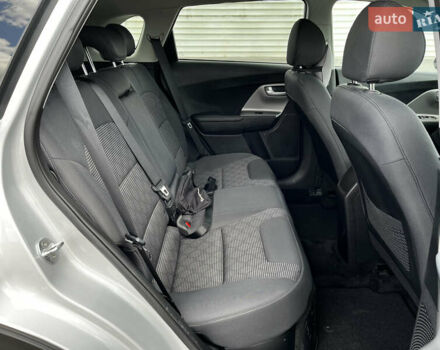 Сірий Кіа Niro, об'ємом двигуна 1.6 л та пробігом 60 тис. км за 18000 $, фото 50 на Automoto.ua
