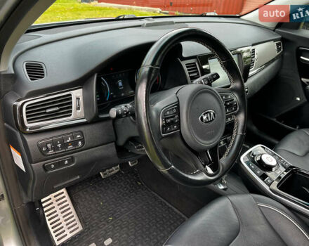 Серый Киа Niro, объемом двигателя 0 л и пробегом 127 тыс. км за 18000 $, фото 7 на Automoto.ua