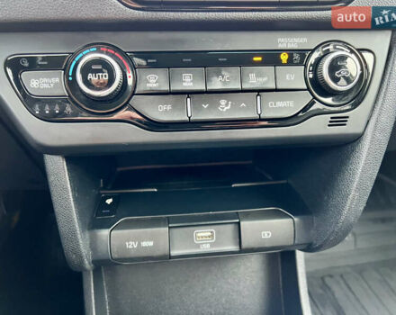 Серый Киа Niro, объемом двигателя 0 л и пробегом 70 тыс. км за 19350 $, фото 36 на Automoto.ua