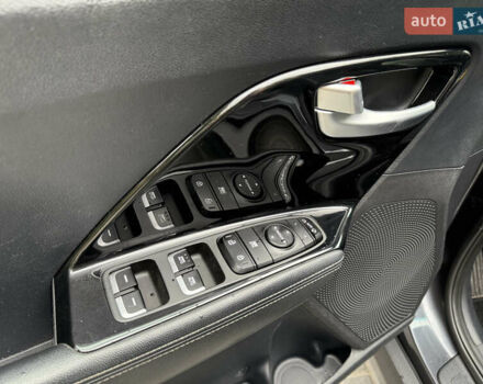 Сірий Кіа Niro, об'ємом двигуна 0 л та пробігом 65 тис. км за 16700 $, фото 19 на Automoto.ua