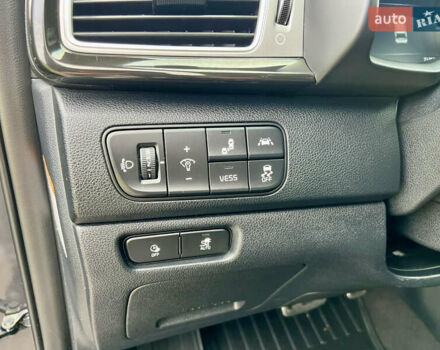 Серый Киа Niro, объемом двигателя 0 л и пробегом 70 тыс. км за 19350 $, фото 26 на Automoto.ua