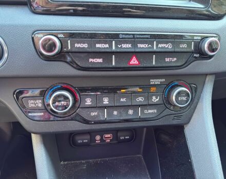 Сірий Кіа Niro, об'ємом двигуна 1.6 л та пробігом 69 тис. км за 13000 $, фото 16 на Automoto.ua