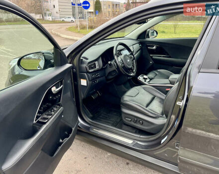 Серый Киа Niro, объемом двигателя 0 л и пробегом 70 тыс. км за 19350 $, фото 19 на Automoto.ua