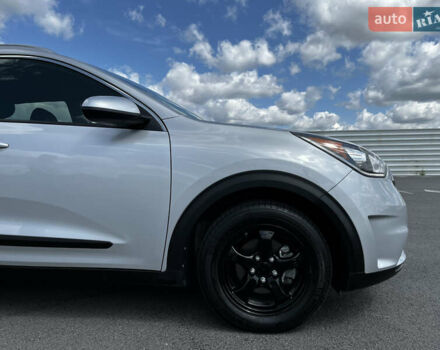 Сірий Кіа Niro, об'ємом двигуна 1.6 л та пробігом 60 тис. км за 18000 $, фото 20 на Automoto.ua