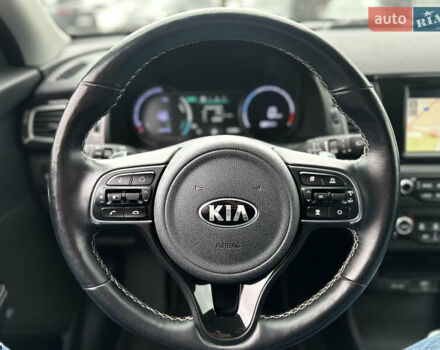 Серый Киа Niro, объемом двигателя 0 л и пробегом 120 тыс. км за 18600 $, фото 12 на Automoto.ua