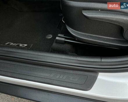 Сірий Кіа Niro, об'ємом двигуна 1.6 л та пробігом 60 тис. км за 18000 $, фото 27 на Automoto.ua