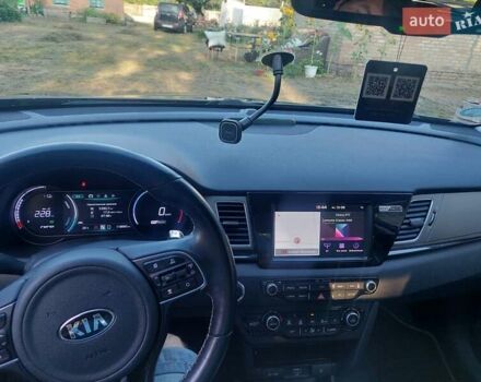 Серый Киа Niro, объемом двигателя 0 л и пробегом 118 тыс. км за 18944 $, фото 4 на Automoto.ua