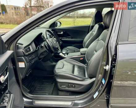 Серый Киа Niro, объемом двигателя 0 л и пробегом 70 тыс. км за 19350 $, фото 20 на Automoto.ua