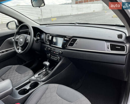 Сірий Кіа Niro, об'ємом двигуна 1.6 л та пробігом 60 тис. км за 18000 $, фото 54 на Automoto.ua