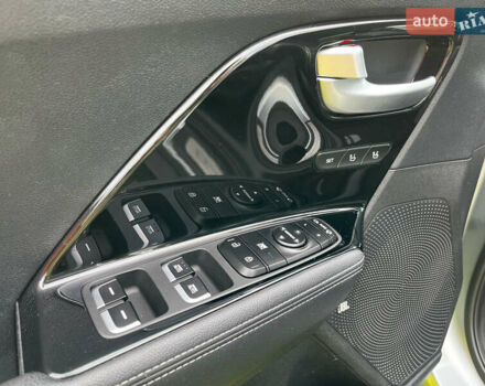 Серый Киа Niro, объемом двигателя 0 л и пробегом 127 тыс. км за 18000 $, фото 14 на Automoto.ua