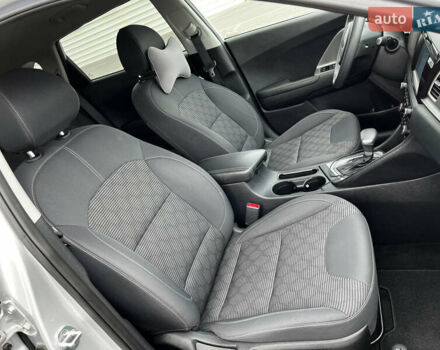 Сірий Кіа Niro, об'ємом двигуна 1.6 л та пробігом 60 тис. км за 18000 $, фото 53 на Automoto.ua