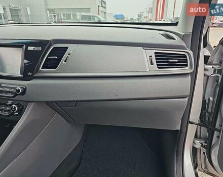 Сірий Кіа Niro, об'ємом двигуна 1.6 л та пробігом 117 тис. км за 12000 $, фото 8 на Automoto.ua