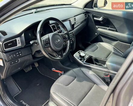 Серый Киа Niro, объемом двигателя 0 л и пробегом 115 тыс. км за 18885 $, фото 5 на Automoto.ua