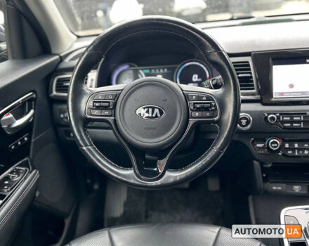 Серый Киа Niro, объемом двигателя 64 л и пробегом 115 тыс. км за 19900 $, фото 10 на Automoto.ua