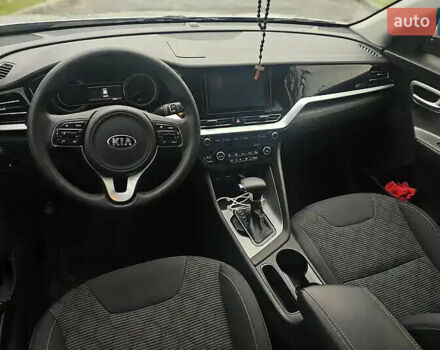 Серый Киа Niro, объемом двигателя 1.6 л и пробегом 115 тыс. км за 16700 $, фото 11 на Automoto.ua