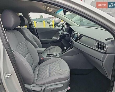 Сірий Кіа Niro, об'ємом двигуна 1.6 л та пробігом 117 тис. км за 12000 $, фото 7 на Automoto.ua
