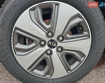 Сірий Кіа Niro, об'ємом двигуна 1.6 л та пробігом 117 тис. км за 12000 $, фото 12 на Automoto.ua