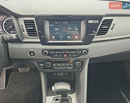 Сірий Кіа Niro, об'ємом двигуна 1.6 л та пробігом 117 тис. км за 12000 $, фото 5 на Automoto.ua